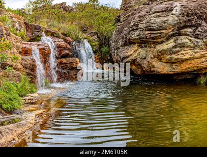 Wasserfall inmitten der Vegetation und Felsen des Biribiri-Umweltschutzgebiets Stockfoto