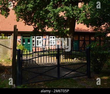 Historische Farm im Dorf Hodenhagen, Niedersachsen Stockfoto