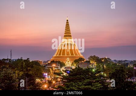 Sonnenuntergang in der Provinz Phra Pathom Chedi Nakhon Pathom, Thailand Stockfoto