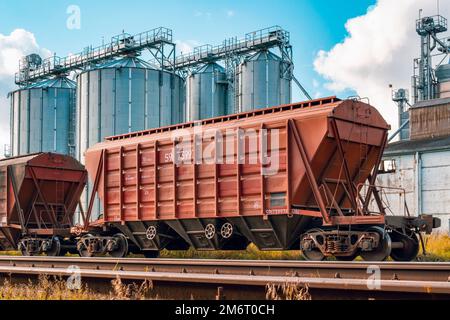 Beladen von Eisenbahnwagen mit Getreide Stockfoto