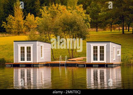 Ein paar schwimmende Hütten mit schöner Reflexion auf dem See Stockfoto