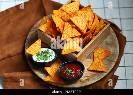 Chips Nachos mit Soßen. Mexikanische Snacks. Stockfoto