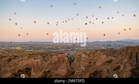 Türkei Ballons Kappadokien Goreme Kapadokya, Sonnenaufgang in den Bergen von Capadocia Stockfoto