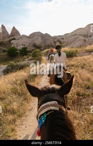 Junge Frau während des Urlaubs in der Türkei Kapadokya, die sich die Heißluftballons von Kappadokien ansieht Stockfoto