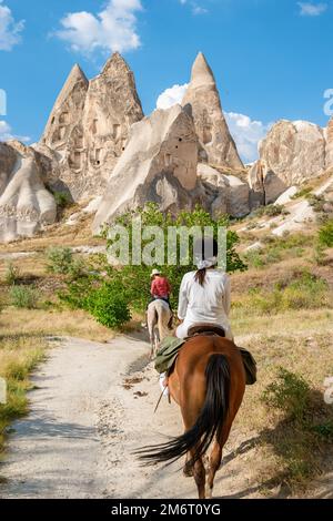 Junge Frau während des Urlaubs in der Türkei Kapadokya, die sich die Heißluftballons von Kappadokien ansieht Stockfoto