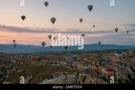 Türkei Ballons Kappadokien Goreme Kapadokya, Sonnenaufgang in den Bergen von Capadocia Stockfoto