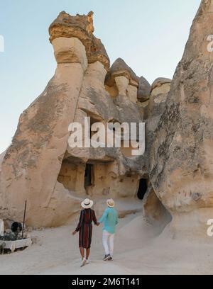 Glückliches junges Paar auf Urlaub in der Türkei Kappadokien, Felsformationen im Pasabag Mönchtal Stockfoto