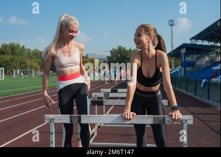 Zwei Sportlerinnen im Stadion Stockfoto