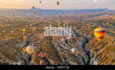 Türkei Ballons Kappadokien Goreme Kapadokya, Sonnenaufgang in den Bergen von Capadocia Stockfoto