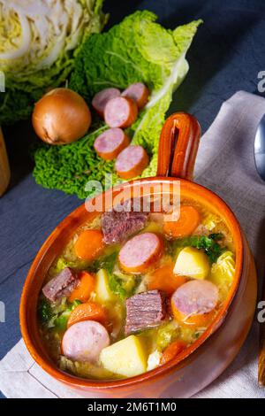 Köstlicher wirsing-Kohl-Eintopf in einer rustikalen Schüssel Stockfoto