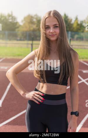 Junge Sportlerin trainiert Hürden Stockfoto