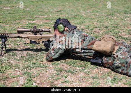 USA Green Berets der Armee, die der 10. Special Forces Group (Airborne) und der mazedonischen Sondereinsatzeinheit ‚Wölfe‘ zugeteilt wurden, trainieren auf verschiedenen Arten von Scharfschützengewehren während der Übung Trojanischer Fußabdruck 22 in Mazedonien am 3. Mai 2022. Die trojanische Präsenz ist die wichtigste Übung der Sondereinsatzkräfte in Europa, die sich darauf konzentriert, die Fähigkeit der Einsatzkräfte zur Abwehr unzähliger Bedrohungen zu verbessern, die Integration mit konventionellen Streitkräften zu verbessern und die Interoperabilität mit unseren NATO-Verbündeten und europäischen Partnern zu verbessern. Stockfoto