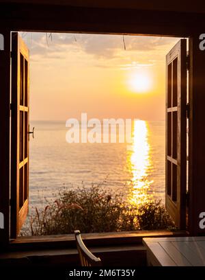 Restaurant an den Klippen mit Blick auf den Ozean von fethiye, Faralya Küste Fethiye Türkei, Stockfoto