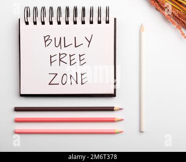 Schild mit der Aufschrift „Bully Free Zone“, „Conceptual Photo be Respect to other mobbing“ ist hier nicht erlaubt Stockfoto