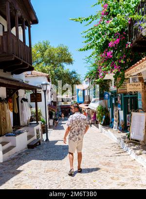KAS Antalya Turkey, farbenfrohes Haus in den neuen Straßen der Altstadt mit vielen Restaurants Stockfoto
