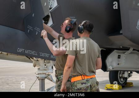 Ein Crewchef des 419. Fighter Wing demonstriert im Air Dominance Center in Savannah, Georgia, wie die F-35A Lightning II Fighter Jet's Leiter im Rahmen des Multi-Capable Airman Concept am 4. Mai 2022 zu bedienen ist. Das MCA-Konzept basiert auf der Idee, dass Airmen geschult werden können, um Aufgaben außerhalb der ihnen zugewiesenen Aufgaben zu erledigen. Stockfoto