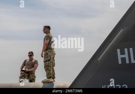 USA Air Force Master Sgt. Alan Hayford und Staff Sgt. Lawrence Mojica, 419. Fighter Wing Crew Chiefs, führen Sie Wartungsarbeiten an einer F-35A Lightning II durch, während Sie Sentry Savannah am 4. Mai 2022 im Air Dominance Center in Savannah, Georgia, trainieren. In diesem Jahr ist der 419. Kampfflug zum ersten Mal bei Sentry Savannah, der größten Air-to-Air-Kampfübung der Air National Guard für Kämpfer der vierten und fünften Generation. Stockfoto