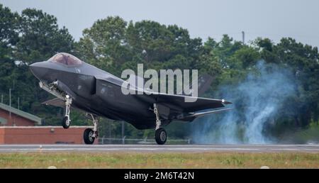 Ein F-35A Lightning II, der dem 419. Kampfflugzeug-Stützpunkt Hill Air Force Base, Utah, zugewiesen wurde, landet am 4. Mai 2022 im Air Dominance Center in Savannah, Georgia, während der Übung Sentry Savannah. Damit soll die Luftkampfbereitschaft der Air Force für den morgigen Kampf demonstriert werden. Stockfoto