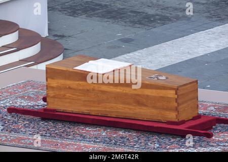 Der Sarg des verstorbenen Papstes Emeritus Benedikt XVI. Während der Bestattungsmesse von Papst Franziskus in St. Petersplatz Stockfoto