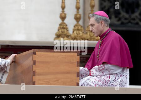 Vatikanstadt, Vatikan, 5. Januar 2023. Monsignor Georg Gaenswein nimmt an der Bestattungsmesse für Papst Emeritus Benedict XVI Teil, die von Papst Franziskus in St. gefeiert wird Petersplatz. Maria Grazia Picciarella/Alamy Live News Stockfoto