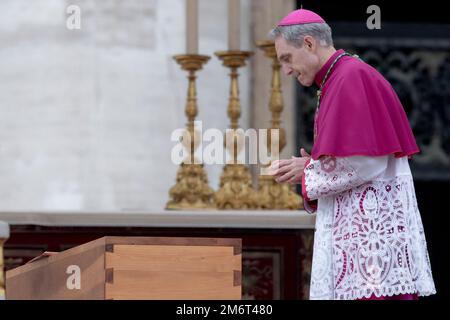 Vatikanstadt, Vatikan, 5. Januar 2023. Monsignor Georg Gaenswein nimmt an der Bestattungsmesse für Papst Emeritus Benedict XVI Teil, die von Papst Franziskus in St. gefeiert wird Petersplatz. Maria Grazia Picciarella/Alamy Live News Stockfoto