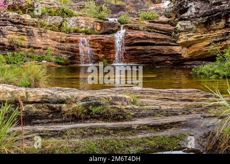 Bach und Wasserfall inmitten der erhaltenen Vegetation der Biribiri Stockfoto