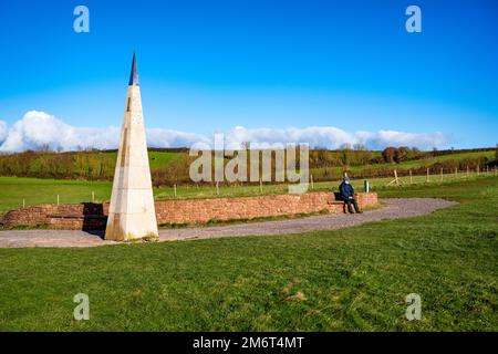 Orcombe Point, in der Nähe von Exmouth, ist gekennzeichnet durch das „Geoneedle“, eine Skulptur von Michael Fairfax, die aus verschiedenen Felsen aus der Jurassic Coast besteht. Stockfoto