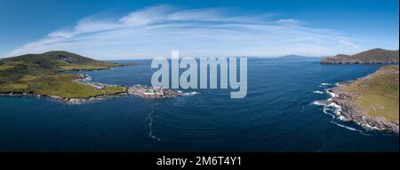 Ein Luftpanorama der Küstenlandschaft der Halbinsel Iveragh mit Beginish und Valentia Island Lighthouse Stockfoto
