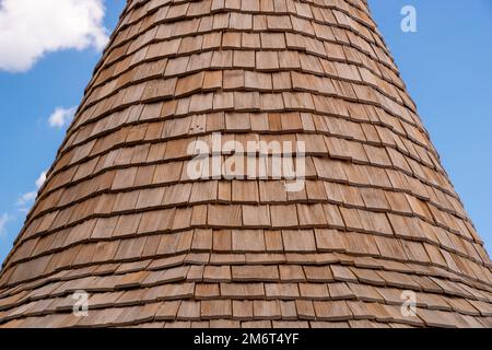 Nahaufnahme des mit Holzschindeln bedeckten Dachs Stockfoto