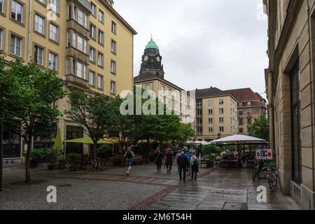 DRESDEN, DEUTSCHLAND - 27. AUGUST 2022: Die alten Straßen im historischen Zentrum. Dresden ist die Hauptstadt des Freistaates Sachsen. Stockfoto