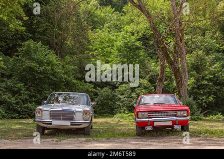 Mercedes-Benz W114/W115 und Opel Rekord C Coupé Stockfoto