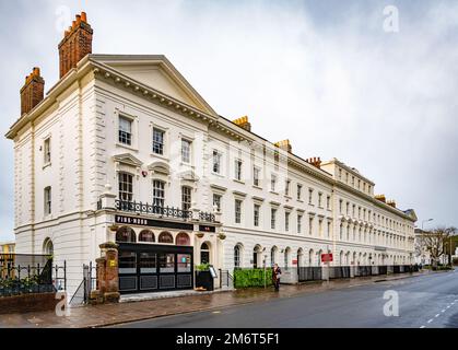 Dieses Stuckterrassengebäude aus dem 19. Jahrhundert wurde 1841 von George Ferris erbaut. Queen Street, Exeter, Devon, Großbritannien. Stockfoto