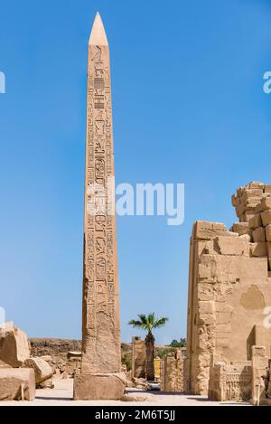 Mit einer Höhe von etwa 30m cm und einem Gewicht von 343 Tonnen ist dieser Obelisk heute der größte Stand in Ägypten. Stockfoto