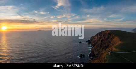 Panoramablick aus der Vogelperspektive auf die Klippen von Bray Head und die Landzunge auf Valentia Island bei Sonnenuntergang Stockfoto