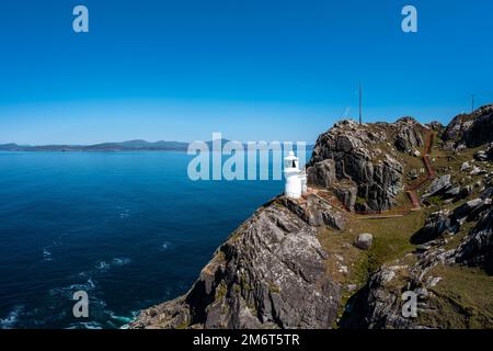 Blick auf den historischen Sheep's Head Lighthouse auf der Halbinsel Muntervary im County Cork of Ireland Stockfoto