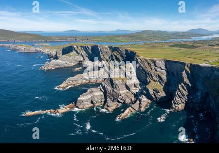 Panoramablick auf die Kerry Cliffs und die Iveragh-Halbinsel in der Grafschaft Kerry von Irland Stockfoto