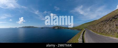 Die Küstenstraße Wild Atlantic Way auf der Halbinsel Dingle in der Grafschaft Kerry im Westen Irlands Stockfoto