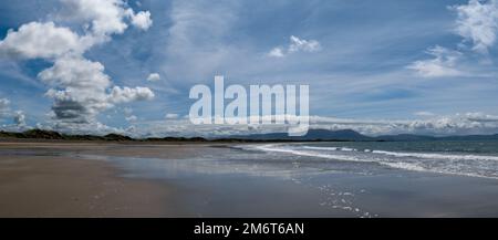 Ein Panoramablick auf den endlosen goldenen Sandstrand in Ballyheigue an der Westküste Irlands Stockfoto