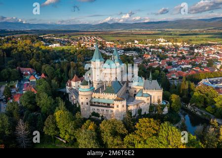 Blick von der Drohne auf die Burg Bojnice in der Slowakei bei warmem Abendlicht Stockfoto
