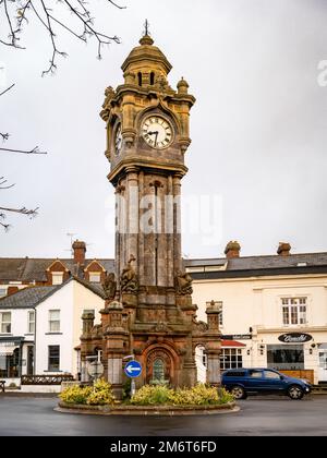 Miles' Clocktower (1897) ist ein bekanntes Wahrzeichen am Ende der Queen Street in Exeter, Devon, Großbritannien. Stockfoto