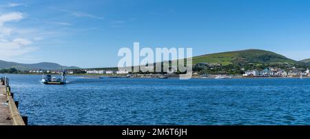 Panoramablick auf Valentia Island und Sound mit der Autofähre, die am Renard Point ankommt Stockfoto