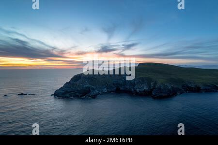 Sonnenuntergang über dem Atlantischen Ozean und den Klippen von Bray Head auf Valentia Island im County Kerry Stockfoto