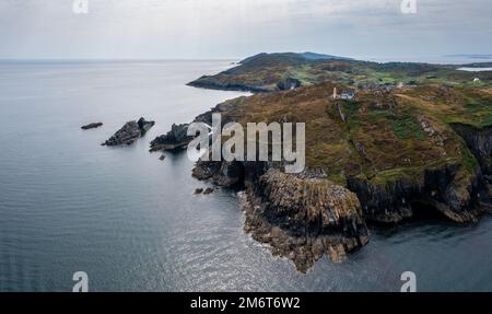 Blick auf den Eingang zum Baltimore Harbor in West Cork und dem Sherkin Island Lighthouse Stockfoto