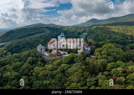 Blick auf die Burg Smolenice in den kleinen Karpaten im grünen Spätsommerwald Stockfoto