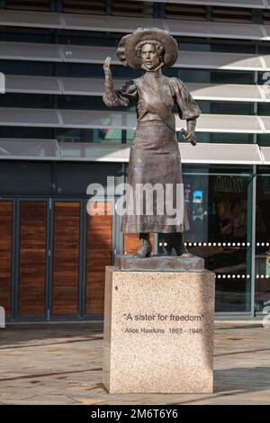 Eine Statue der Suffragette Alice Hawkins befindet sich auf dem Market Square, Leicester, Großbritannien, einem Ort, an dem sie viele ihrer Reden hielt. Die Stockfoto