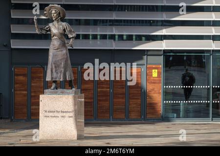 Eine Statue der Suffragette Alice Hawkins befindet sich auf dem Market Square, Leicester, Großbritannien, einem Ort, an dem sie viele ihrer Reden hielt. Die Stockfoto