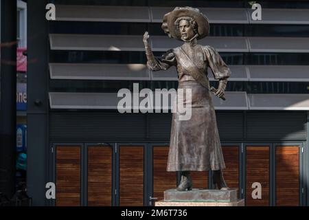 Eine Statue der Suffragette Alice Hawkins befindet sich auf dem Market Square, Leicester, Großbritannien, einem Ort, an dem sie viele ihrer Reden hielt. Die Stockfoto