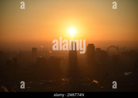 Silhouette bei Sonnenuntergang über London 2022 Stockfoto