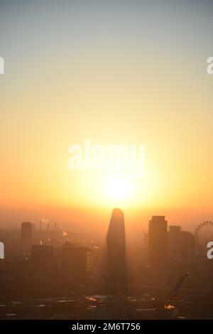 Silhouette bei Sonnenuntergang über London 2022 Stockfoto