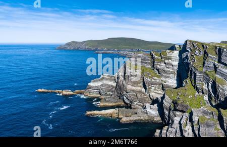 Blick auf die Kerry Cliffs und die Iveragh-Halbinsel in der Grafschaft Kerry von Irland Stockfoto